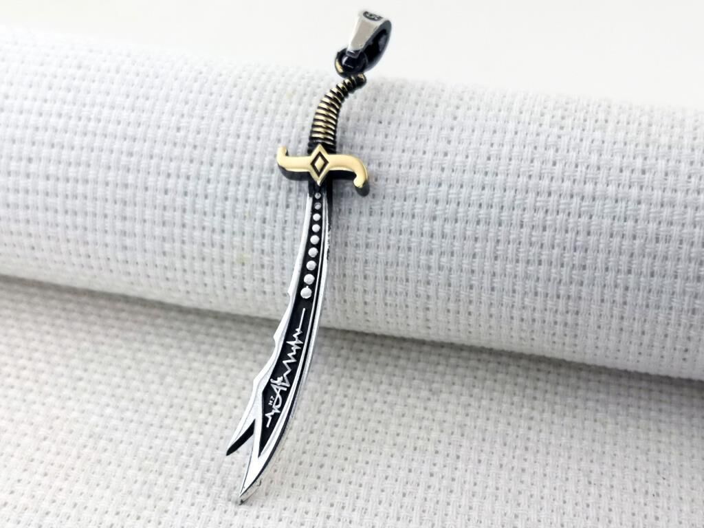 Kalp Atışlı Hz Ali Yazılı Büyük Boy Zülfikar Kılıcı 925 Ayar Gümüş Kolye Ucu