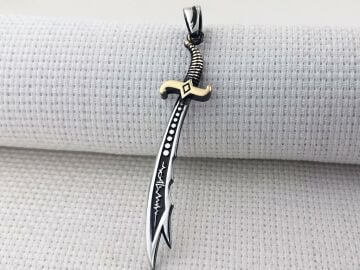 Kalp Atışlı Hz Ali Yazılı Büyük Boy Zülfikar Kılıcı 925 Ayar Gümüş Kolye Ucu