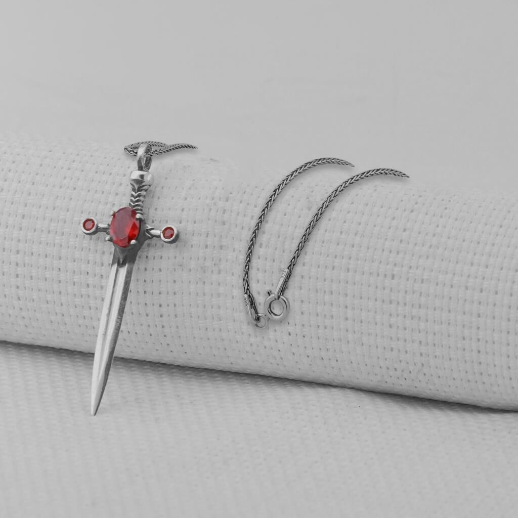 Kırmızı Zirkon Taşlı Şovalye Kılıcı 925 Ayar Erkek Gümüş Kolye