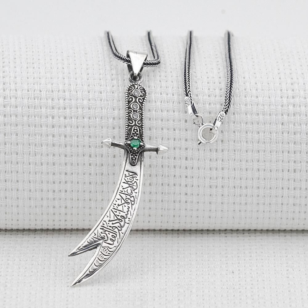 Yeşil Taşlı Zülfikar Kılıç Tasarımlı 925 Ayar Gümüş Kolye