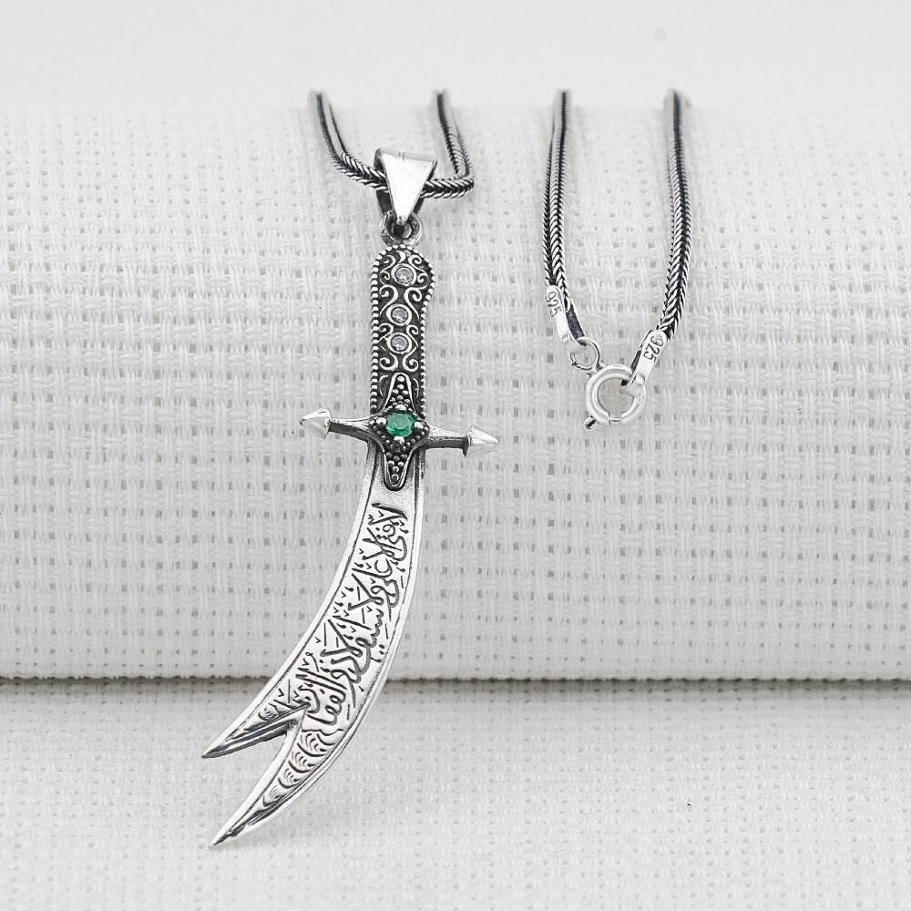 Yeşil Taşlı Zülfikar Kılıç Tasarımlı 925 Ayar Gümüş Kolye
