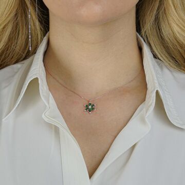 Şık Tasarımlı Zümrüt Yeşili Lotus Çiçeği Gümüş Kolye Rose