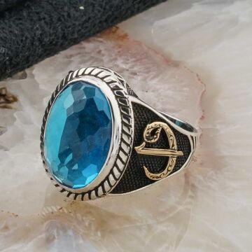925 Ayar Gümüş Açık Mavi Zirkon Taşlı Erkek Elif Vav Detaylı Yüzük