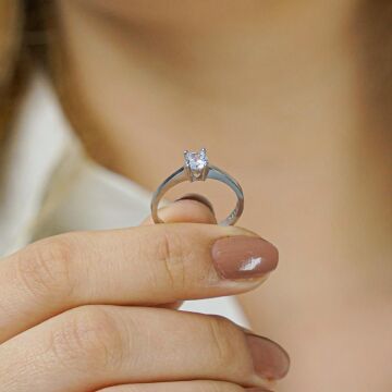 Tektaş Pırlanta Tasarımlı Kalp Detaylı 925 Ayar Gümüş Yüzük