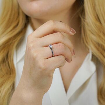 Tektaş Pırlanta Tasarımlı Kalp Detaylı 925 Ayar Gümüş Yüzük