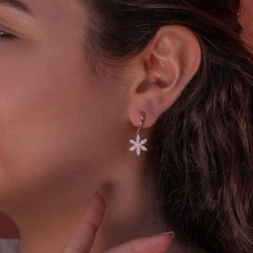 Beyaz Zirkon Taşlı Lotus Çiçeği Tasarımlı Sallantılı 925 Ayar Gümüş Küpe