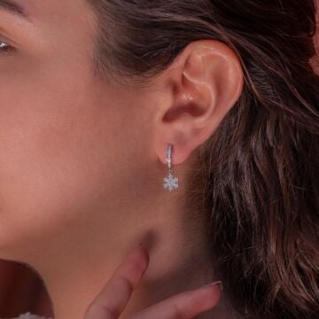 Kar Tanesi Tasarımlı Sallantılı 925 Ayar Gümüş Küpe