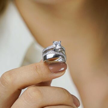 Tektaş Tasarımlı Yarım Tur Zirkon Taşlı 925 Ayar Gümüş Kadın Yüzük