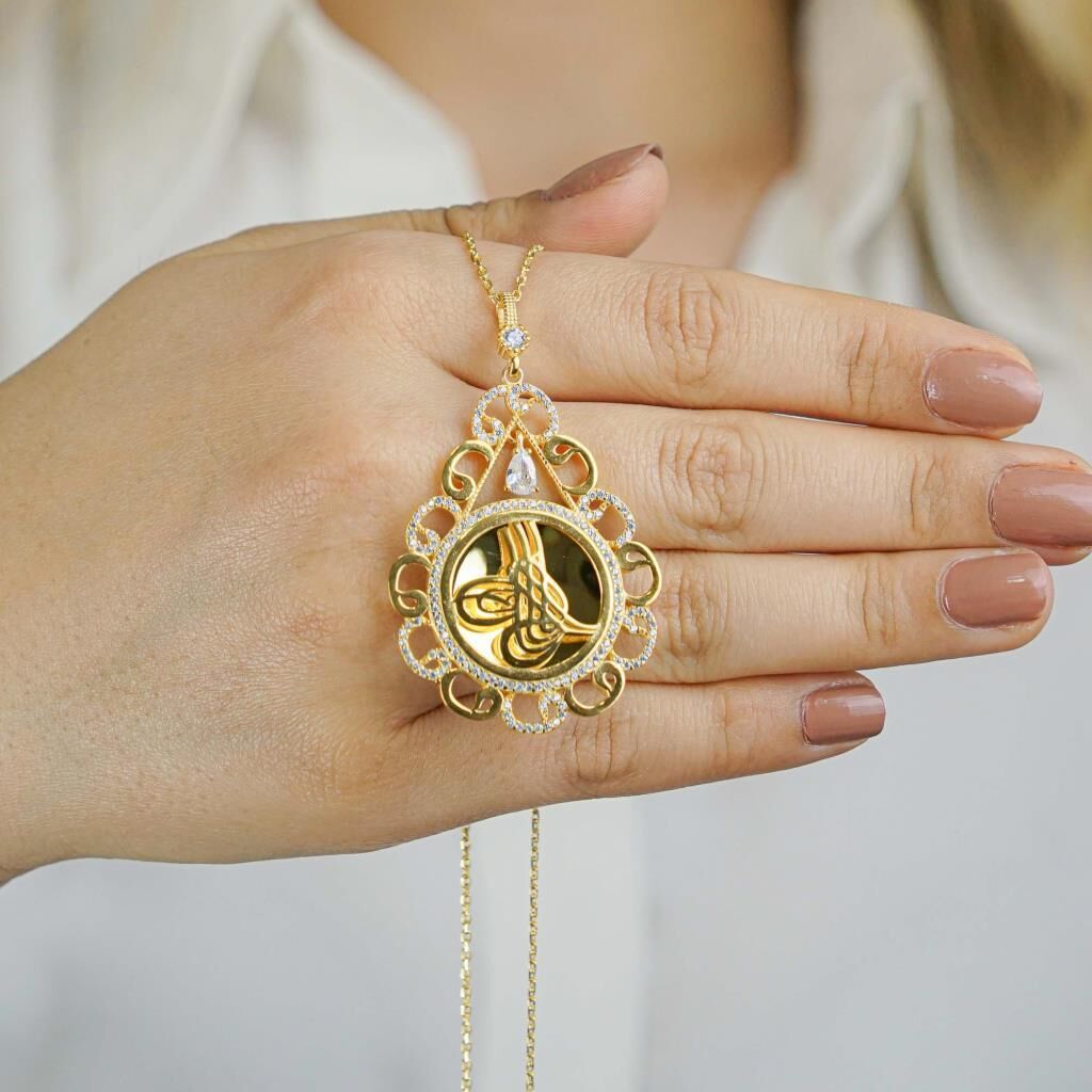 925 Ayar Gümüş Altın Kaplama Vav Çerçeveli Tuğralı Damla Kolye