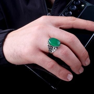 YEŞİL AKİK TAŞLI OVAL MODEL 925 AYAR GÜMÜŞ ERKEK YÜZÜK