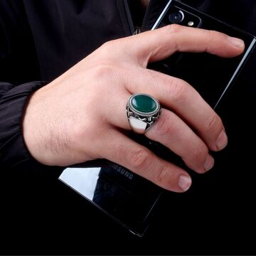 YEŞİL AKİK TAŞLI OVAL MODEL 925 AYAR GÜMÜŞ ERKEK YÜZÜK