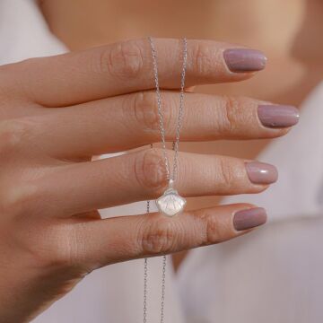 İstiridye Kabuğu Tasarımlı Sedef Taşlı 925 Ayar Kadın Gümüş Kolye