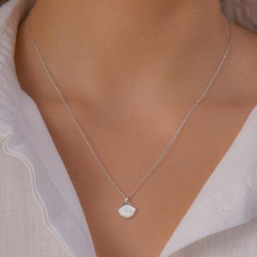 İstiridye Kabuğu Tasarımlı Sedef Taşlı 925 Ayar Kadın Gümüş Kolye