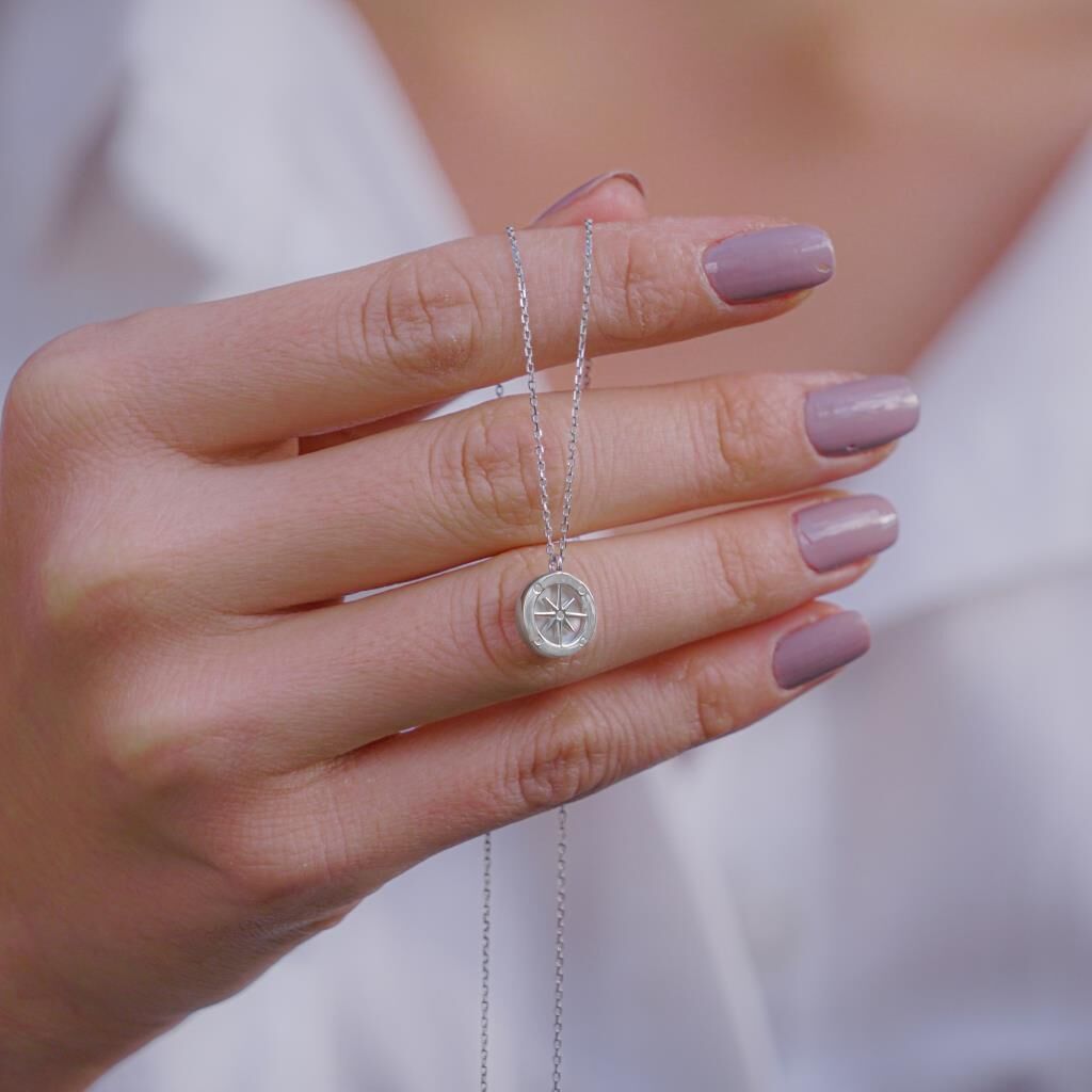 Sedef Taşlı Pusula Tasarımlı 925 Ayar Gümüş Kadın Kolye