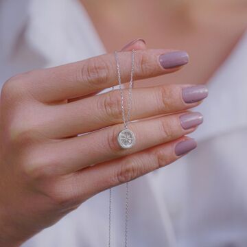 Sedef Taşlı Pusula Tasarımlı 925 Ayar Gümüş Kadın Kolye