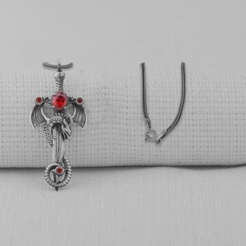 Ejderha Şovalye Kılıcı Tasarımlı Kırmızı Zirkon Taşlı 925 Ayar Gümüş Kolye