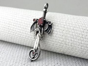 Ejderha Şovalye Kılıcı Tasarımlı Kırmızı Zirkon Taşlı 925 Ayar Gümüş Kolye Ucu