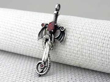 Ejderha Şovalye Kılıcı Tasarımlı Kırmızı Zirkon Taşlı 925 Ayar Gümüş Kolye Ucu