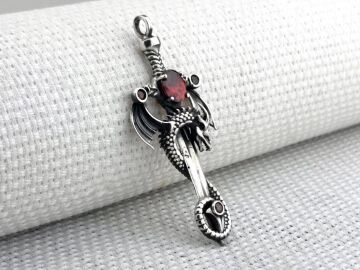 Ejderha Şovalye Kılıcı Tasarımlı Kırmızı Zirkon Taşlı 925 Ayar Gümüş Kolye Ucu