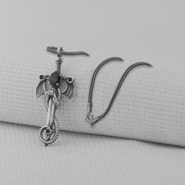 Ejderha Şovalye Kılıcı Tasarımlı Siyah Zirkon Taşlı 925 Ayar Gümüş Kolye