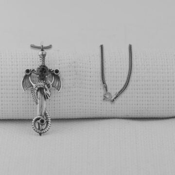 Ejderha Şovalye Kılıcı Tasarımlı Siyah Zirkon Taşlı 925 Ayar Gümüş Kolye