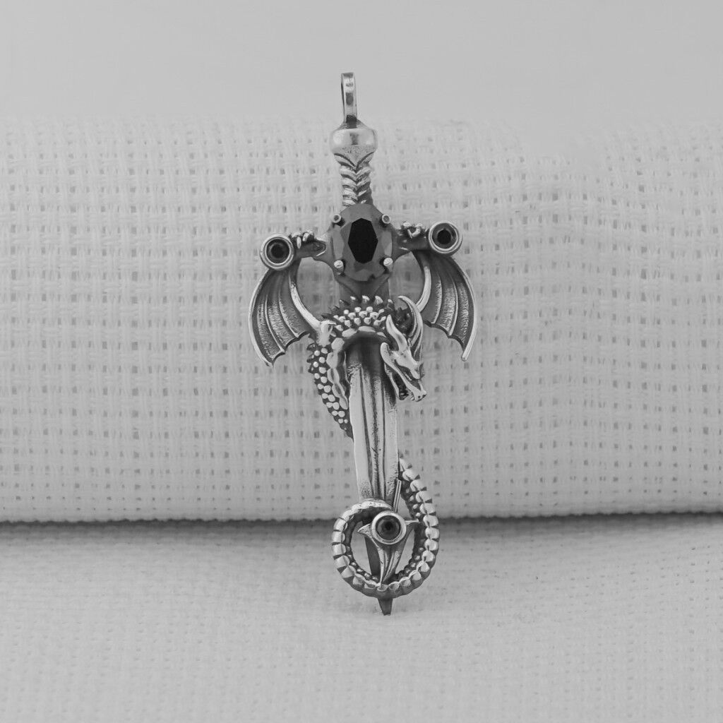 Ejderha Şovalye Kılıcı Tasarımlı Siyah Zirkon Taşlı 925 Ayar Gümüş Kolye Ucu