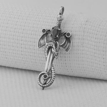 Ejderha Şovalye Kılıcı Tasarımlı Siyah Zirkon Taşlı 925 Ayar Gümüş Kolye Ucu