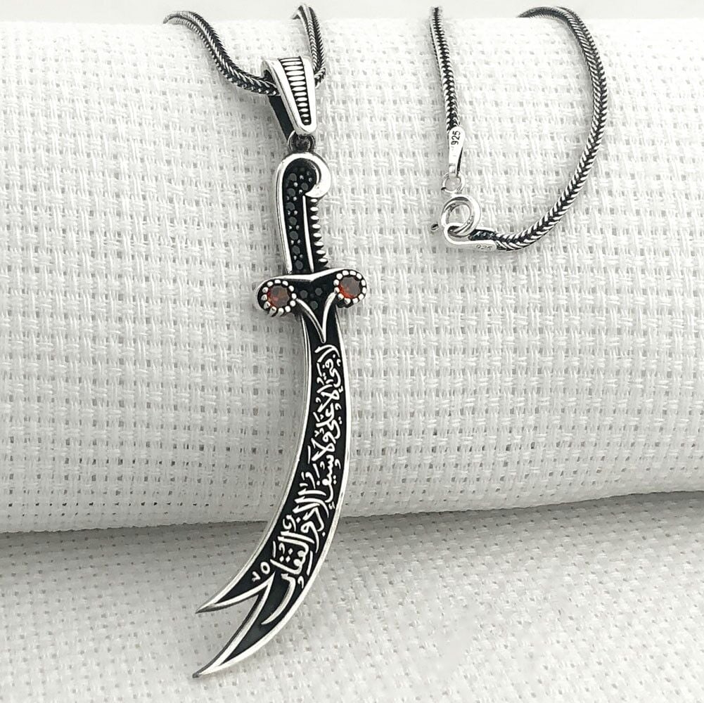 925 Ayar Gümüş Kırmızı Taşlı La Feta İlla Ali La Seyfe İlla Zülfikar Yazılı Gümüş Kolye