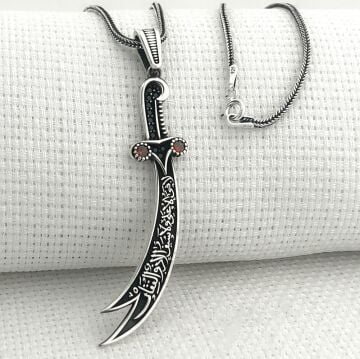 925 Ayar Gümüş Kırmızı Taşlı La Feta İlla Ali La Seyfe İlla Zülfikar Yazılı Gümüş Kolye