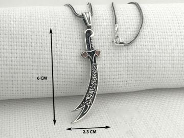 925 Ayar Gümüş Kırmızı Taşlı La Feta İlla Ali La Seyfe İlla Zülfikar Yazılı Gümüş Kolye