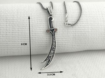925 Ayar Gümüş Kırmızı Taşlı La Feta İlla Ali La Seyfe İlla Zülfikar Yazılı Gümüş Kolye