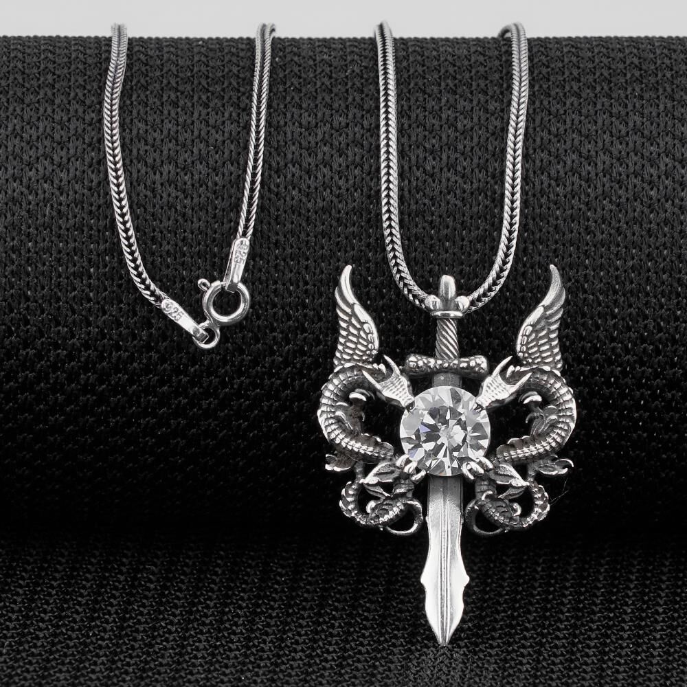 Çift Ejderha Tasarımlı Hançer Detaylı Beyaz Zirkon Taşlı 925 Ayar Gümüş Kolye