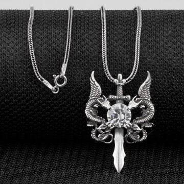 Çift Ejderha Tasarımlı Hançer Detaylı Beyaz Zirkon Taşlı 925 Ayar Gümüş Kolye