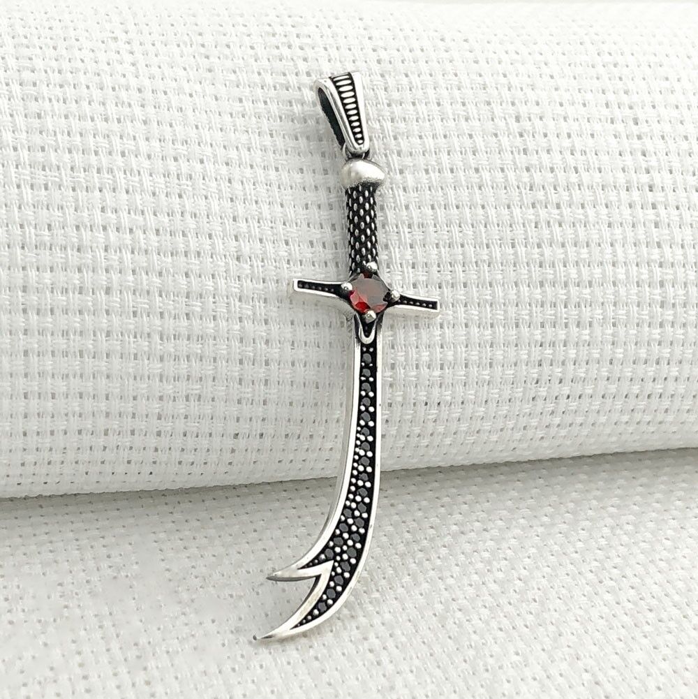 925 Ayar Gümüş Kırmızı Taşlı La Feta İlla Ali La Seyfe İlla Yazılı Zülfikar Kolye Ucu