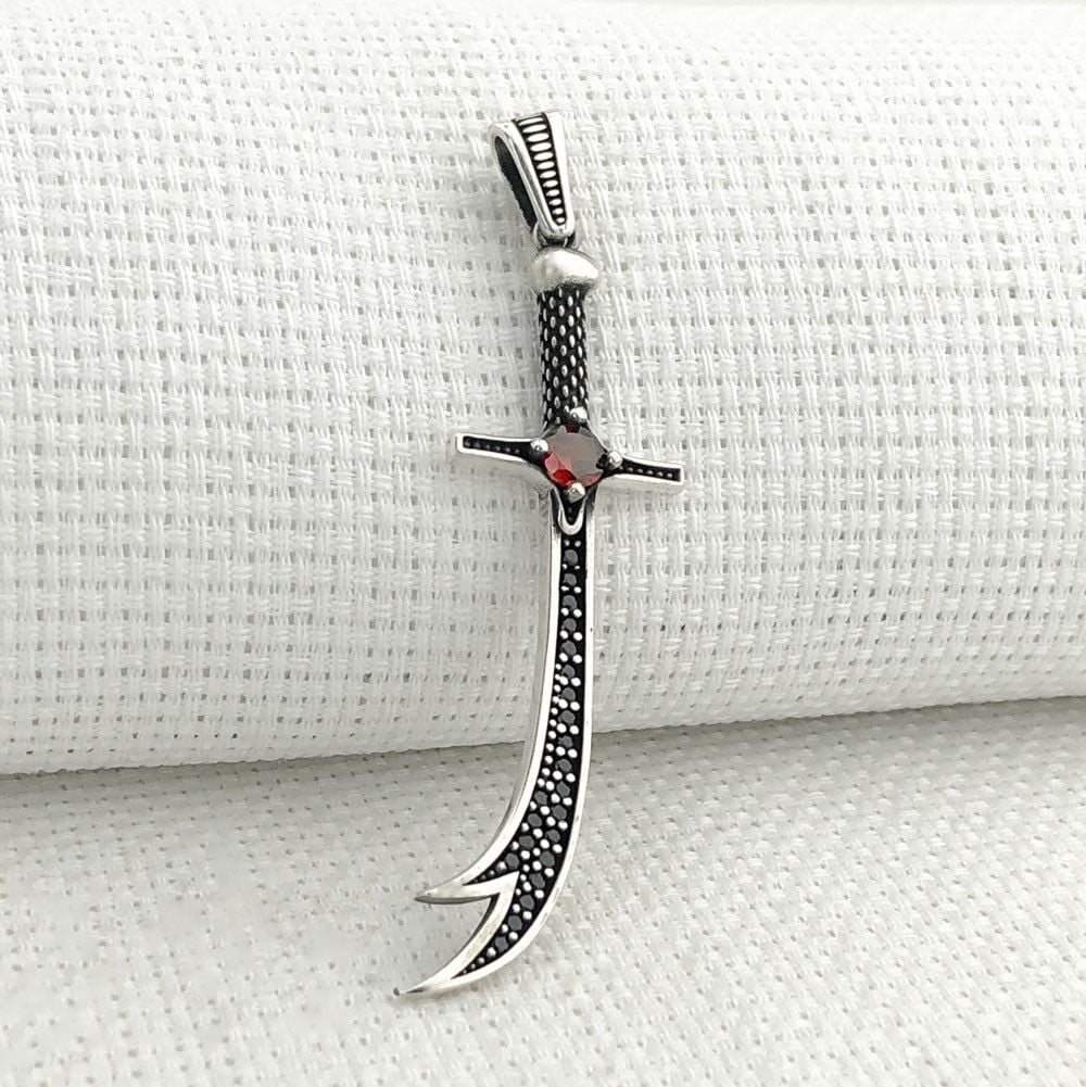 925 Ayar Gümüş Kırmızı Taşlı La Feta İlla Ali La Seyfe İlla Yazılı Zülfikar Kolye Ucu