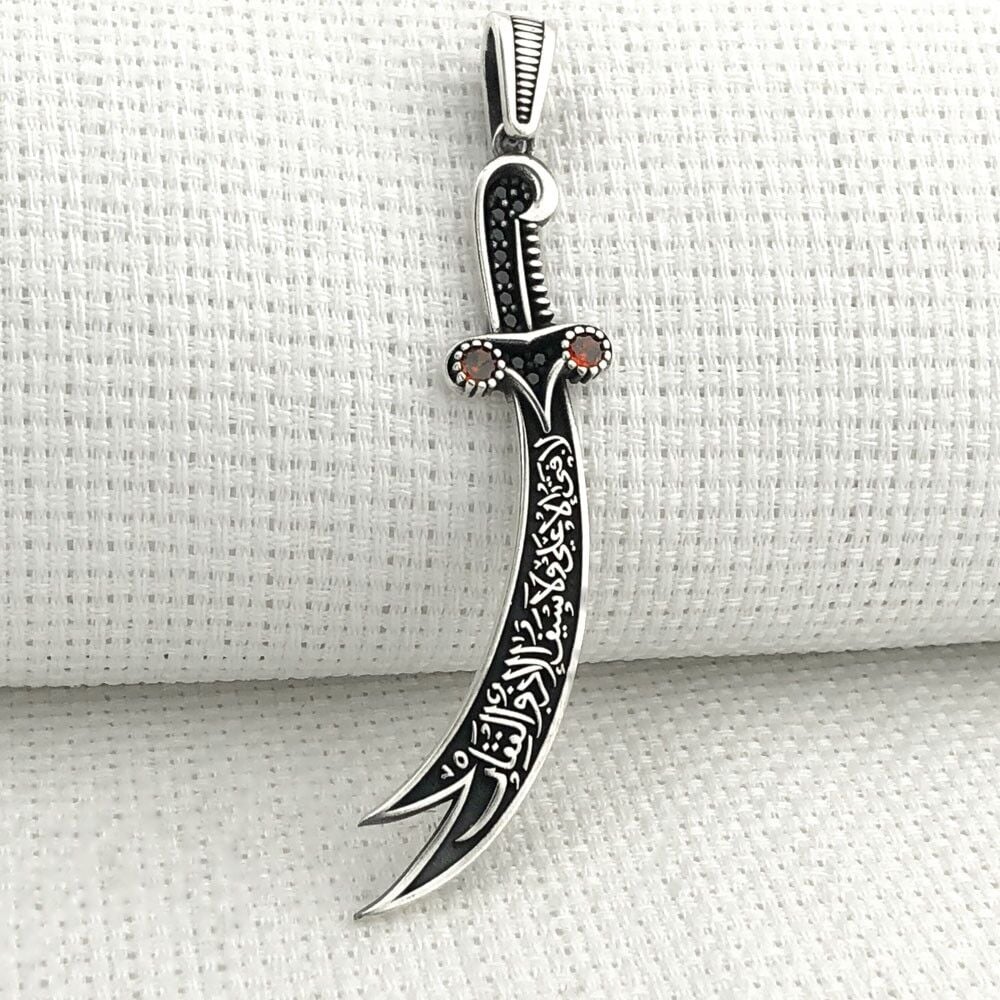 925 Ayar Gümüş Kırmızı Taşlı La Feta İlla Ali La Seyfe İlla Yazılı Zülfikar Kolye Ucu