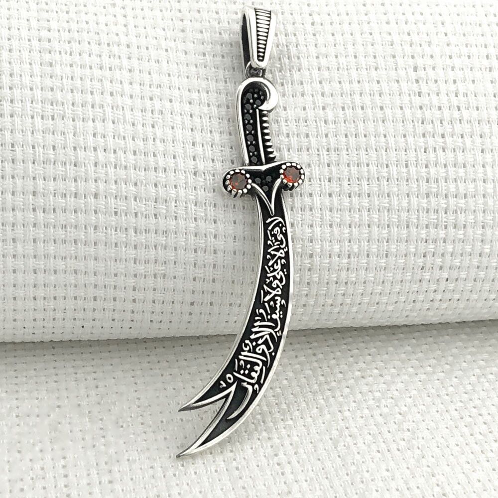 925 Ayar Gümüş Kırmızı Taşlı La Feta İlla Ali La Seyfe İlla Yazılı Zülfikar Kolye Ucu