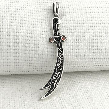 925 Ayar Gümüş Kırmızı Taşlı La Feta İlla Ali La Seyfe İlla Yazılı Zülfikar Kolye Ucu