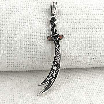 925 Ayar Gümüş Kırmızı Taşlı La Feta İlla Ali La Seyfe İlla Yazılı Zülfikar Kolye Ucu