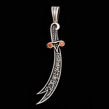 925 Ayar Gümüş Kırmızı Taşlı La Feta İlla Ali La Seyfe İlla Yazılı Zülfikar Kolye Ucu