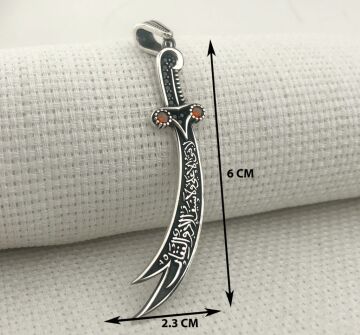 925 Ayar Gümüş Kırmızı Taşlı La Feta İlla Ali La Seyfe İlla Yazılı Zülfikar Kolye Ucu