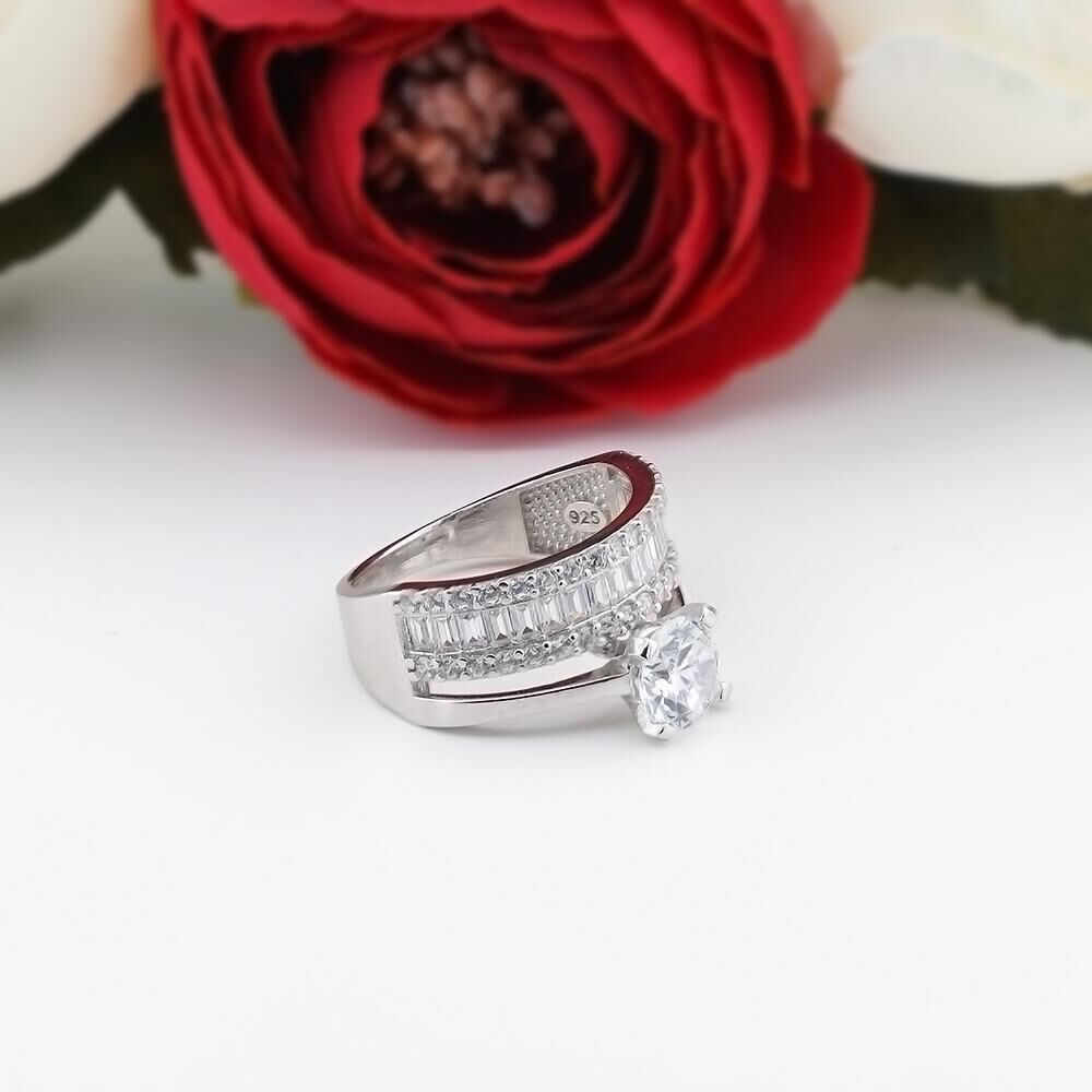 925 Ayar Gümüş Yarım Tur Baget Taşlı Tektaş Bayan Yüzük