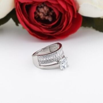 925 Ayar Gümüş Yarım Tur Baget Taşlı Tektaş Bayan Yüzük