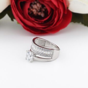 925 Ayar Gümüş Yarım Tur Baget Taşlı Tektaş Bayan Yüzük