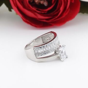 925 Ayar Gümüş Yarım Tur Baget Taşlı Tektaş Bayan Yüzük