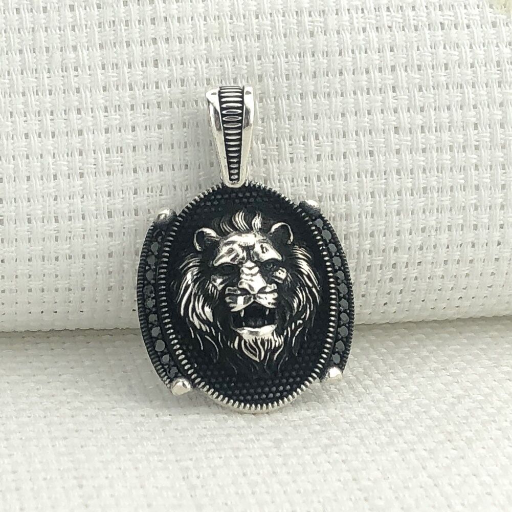 925 Ayar Gümüş Siyah Taşlı Aslan Figürlü Kolye Ucu