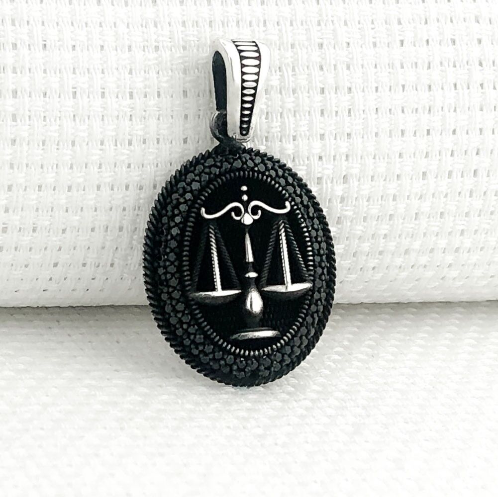 925 Ayar Gümüş Siyah Taşlı Adalet Terazisi Kolye Ucu