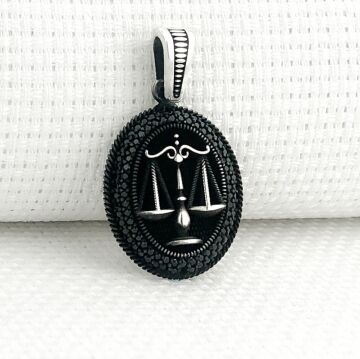 925 Ayar Gümüş Siyah Taşlı Adalet Terazisi Kolye Ucu