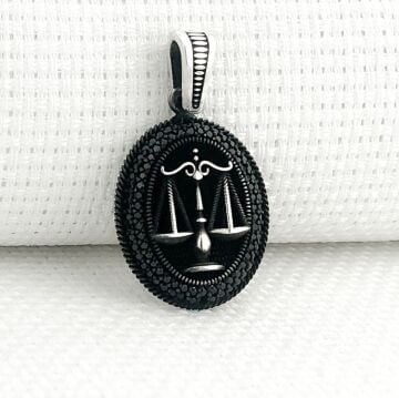925 Ayar Gümüş Siyah Taşlı Adalet Terazisi Kolye Ucu