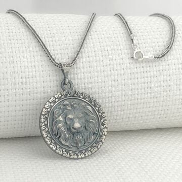 925 Ayar Gümüş Aslan Kabartmalı Kolye